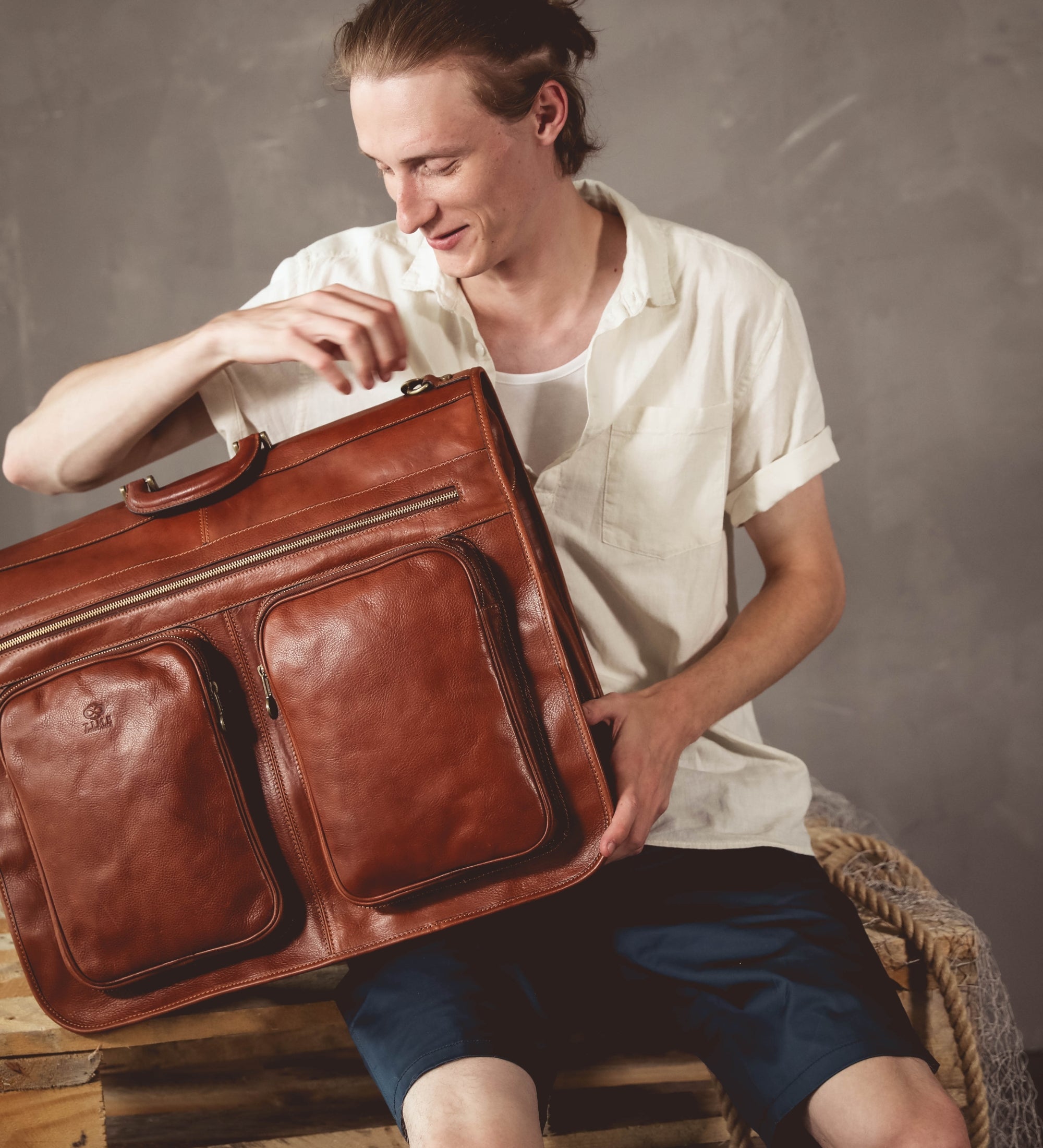 Housse de costume voyage effet cuir-12