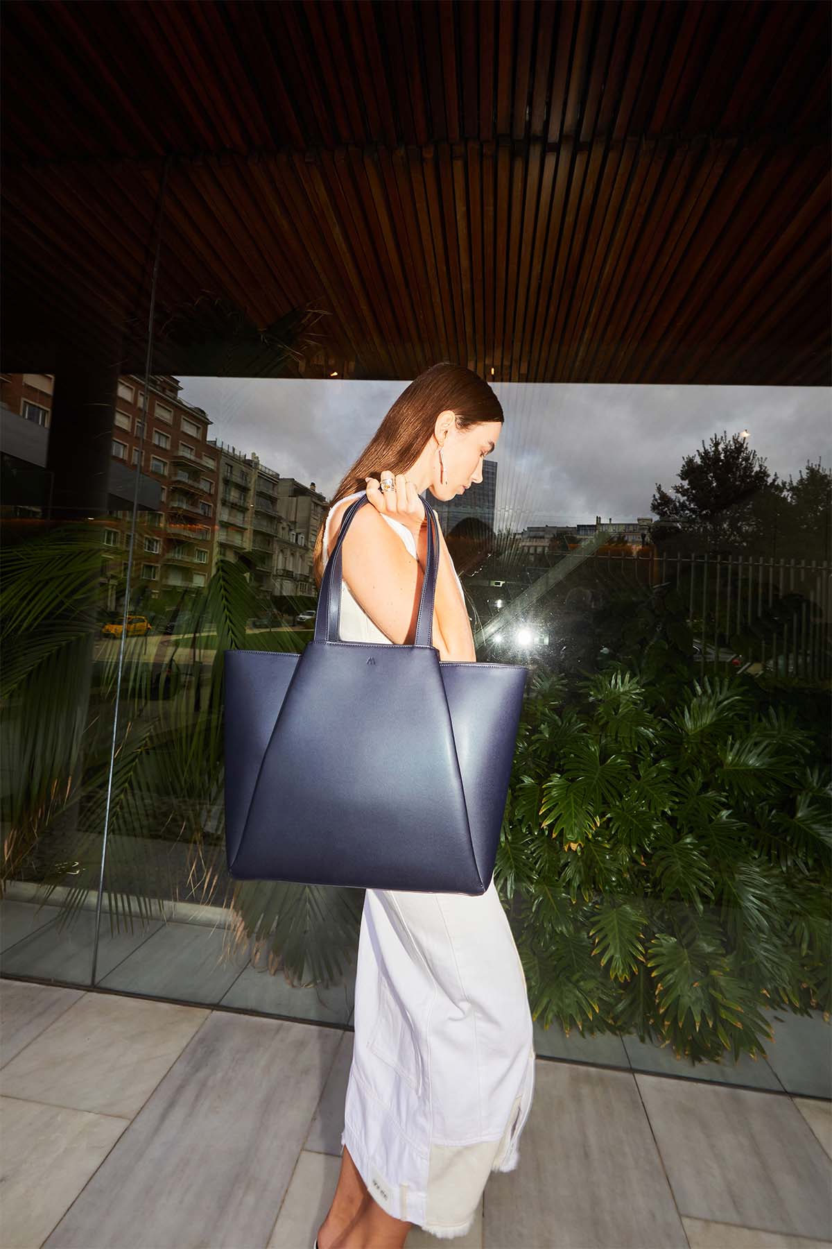 Sac cabas ordinateur effet cuir bleu nuit pour femme-5